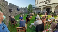 Premska srečanja (na fotografiji prizorišče med predavanjem dr. Urške Perenič) so minila tako v 
znamenju literature in čarobnega okolja kakor proti-koronskih ukrepov.      