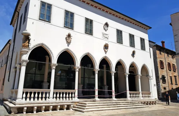 

Prostori kavarne Loggia so zaprti vse od začetka epidemije.