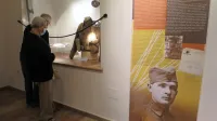Mladi Ivan Rudolf na uvodnem panoju razstave o njem in njegovih 
medvojnih padalcih.