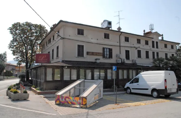 Ker koncesija ni bila podaljšana, sta v Paquitu zaprta tudi 
restavracija in hotel z 21 sobami.