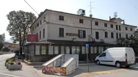 Ker koncesija ni bila podaljšana, sta v Paquitu zaprta tudi 
restavracija in hotel z 21 sobami.