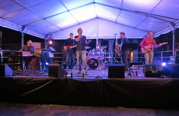 Koncert skupine Divje jezero je bil zadnje dejanje 23-letnega alter 
art festivala, že julija pa je padla zadnja klapa tango festivala. 