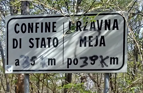 Na tabli na italijanski strani meje na Kokoši je pisalo, da je državna 
meja čez pet metrov, a je napis nekdo popravil na 39 kilometrov.