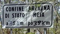 Na tabli na italijanski strani meje na Kokoši je pisalo, da je državna 
meja čez pet metrov, a je napis nekdo popravil na 39 kilometrov.