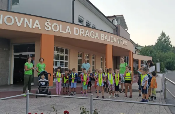 V Vipavi so letos otroci prišli v šolo s pešbusom. 