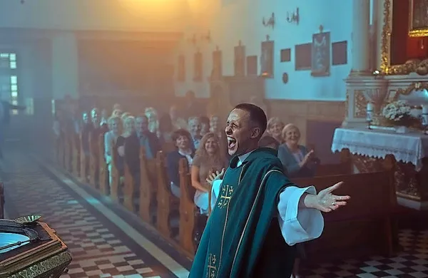 Corpus Christi je nastal po resnični zgodbi, ko se je mladenič za 
nekaj mesecev v poljskem mestecu izdajal za duhovnika.