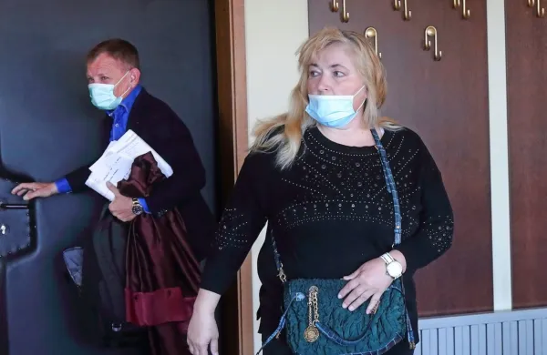 Nataša Fabris  z odvetnikom Francijem Matozom  na seji  višjega 
sodišča v Kopru