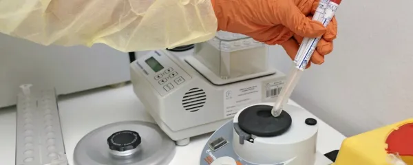 Poleg testiranja za covid-19 bodo laboratoriji opravljali tudi 
testiranja za gripo. 