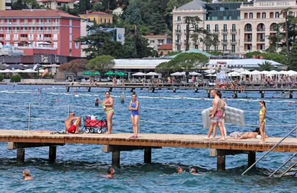Tudi lepo vreme je septembra poskrbelo za večje število gostov; 
teh je bilo v hotelih piranske občine v  prvi polovici meseca celo za 
odstotek več kot septembra lani.  