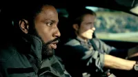 Potnika v času - Protagonist (John David Washington v ospredju) 
in Neil (Robert Pattinson)