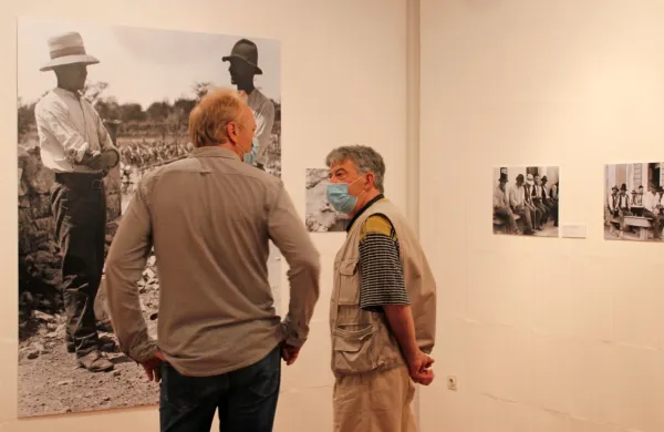 Kakor je videti na številnih povečavah Pilonovih fotografij, ga je najbolj zanimal človek. 