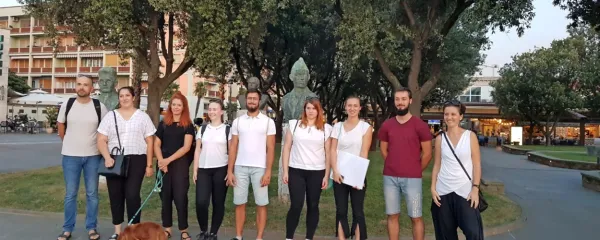 Mentorja Peter Glasnović  in Neža Čebron Lipovec (skrajno levo in 
desno) s študenti, ki so sodelovali pri projektu ZDrevKO