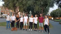 Mentorja Peter Glasnović  in Neža Čebron Lipovec (skrajno levo in 
desno) s študenti, ki so sodelovali pri projektu ZDrevKO