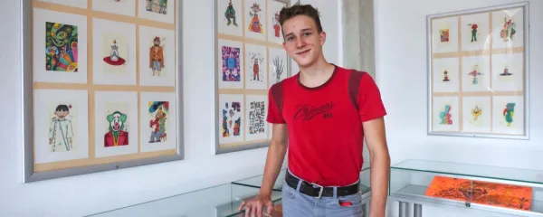 Jan Štefić je  risbe, slike, karikature in nekaj drugih del iz svoje zbirke postavil na ogled v Osrednji knjižnici Srečka 
Vilharja v Kopru.