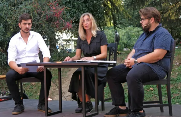 Odlomke iz Bevkovih del so na bralni uprizoritvi interpretirali  (z 
leve) Borut Petrović, Helena Peršuh in Jakob Šfiligoj, ob njih pa še 
Arna Hadžialjević,  Maja Poljanec Nemec, Patrizia Jurinčič Finžgar 
in Anuša Kodelja,  za klaviaturami jih je spremljal Anže Vrabec.  
