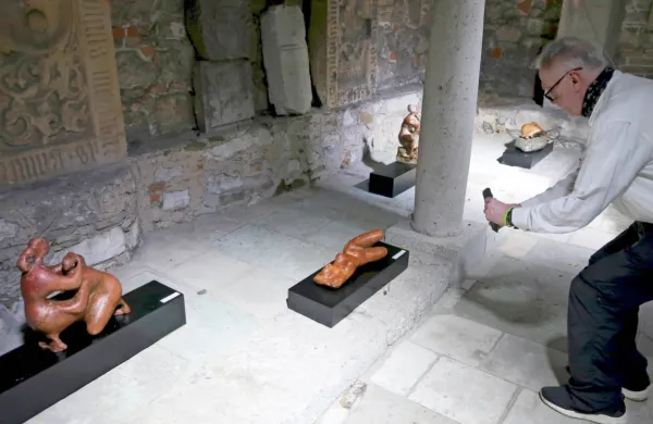  Skulpture, v katere je Jože Pohlen ujel  ležečo žensko, sedečo ženo, 
plavalko, bika,  konjenika in druge,  so se imenitno ujele z    okoljem 
v atriju ljubljanskih Križank,  ob Križevniški cerkvi. 