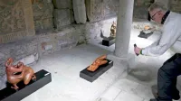  Skulpture, v katere je Jože Pohlen ujel  ležečo žensko, sedečo ženo, 
plavalko, bika,  konjenika in druge,  so se imenitno ujele z    okoljem 
v atriju ljubljanskih Križank,  ob Križevniški cerkvi. 