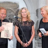 Doris Pohlen Gobbo  (v sredini) je na otvoritvi razstave direktorju 
Festivala Ljubljana Darku Brleku izročila monografijo o očetovem 
delu, ki ga je zbranim predstavila  kustosinja Nelida Nemec.