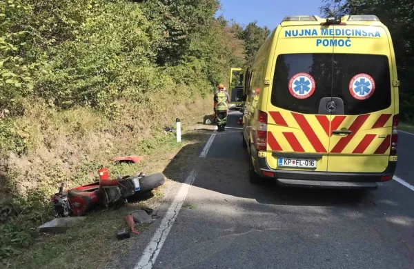 Motorist, ki je padel pri Lažah, naj bi si huje poškodoval obe 
nogi. 