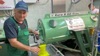 Sandi Babič je v nedeljo začel predelovati oljke.