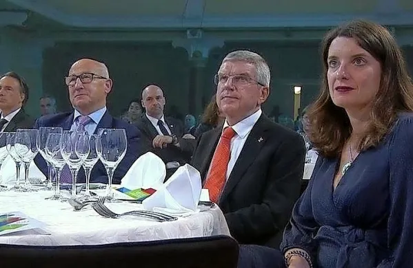 Po pojasnilih OKS so lahko skupaj sedeli le člani istega gospodinjstva, med ostalimi pa naj bi bila zagotovljena predpisana 
razdalja. Na sliki Simona Kustec, ob njej (v sredini) pa Thomas 
Bach in predsednik OKS Bogdan Gabrovec.