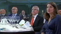 Po pojasnilih OKS so lahko skupaj sedeli le člani istega gospodinjstva, med ostalimi pa naj bi bila zagotovljena predpisana 
razdalja. Na sliki Simona Kustec, ob njej (v sredini) pa Thomas 
Bach in predsednik OKS Bogdan Gabrovec.