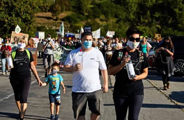 Med protesti v soboto so sosedje Salonita temu simbolično vrnili vodo iz Močil, ki je nočejo več.
