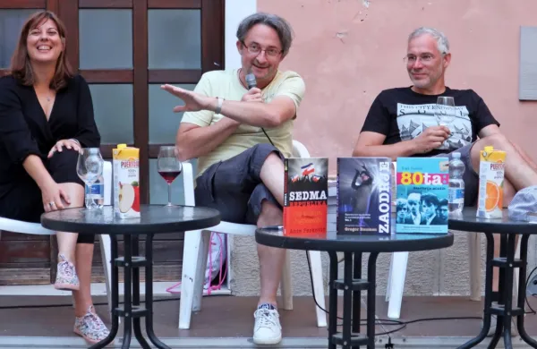 O popularni kulturi osemdesetih let, intervjuvanju glasbenikov in še marsičem so se pogovarjali   
(z leve) fotografinja Darja Šter, novinar  Gregor Bauman ter publicist, grafični oblikovalec in založnik 
Žiga Valetič. 