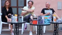 O popularni kulturi osemdesetih let, intervjuvanju glasbenikov in še marsičem so se pogovarjali   
(z leve) fotografinja Darja Šter, novinar  Gregor Bauman ter publicist, grafični oblikovalec in založnik 
Žiga Valetič. 