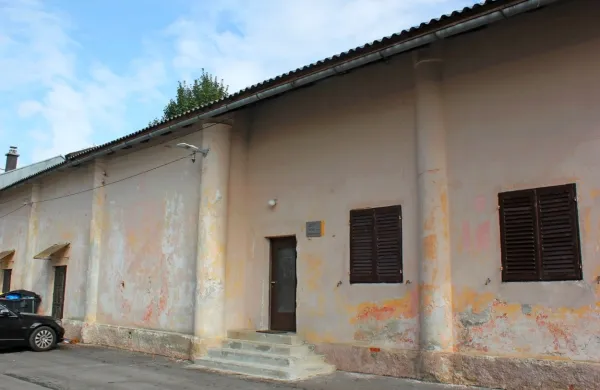 Dotrajana stavba knjižnične dejavnosti na Prestranku ni več 
omogočala, do ureditve novih pa se knjižnica tudi formalno 
ukinja.