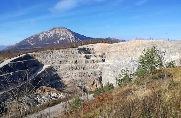 Država je z uredbo Kolektorju CPG  omogočila podaljšanje rudarske pravice in  koncesijo za izkoriščanje kamnite surovine v 
kamnolomu v Lažah, ki ga širijo v smeri proti Nanosu.   