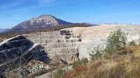 Država je z uredbo Kolektorju CPG  omogočila podaljšanje rudarske pravice in  koncesijo za izkoriščanje kamnite surovine v 
kamnolomu v Lažah, ki ga širijo v smeri proti Nanosu.   