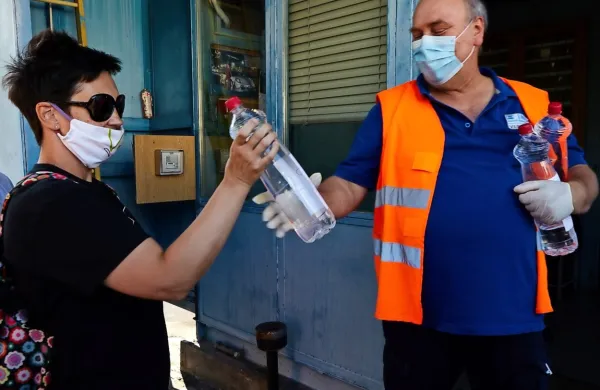 Anhovci, vsaj nekateri,   vode iz vodarne Močila preprosto nočejo 
več v svojih pipah. 