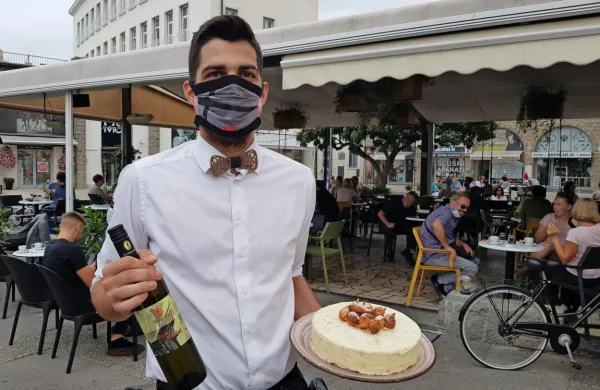 Nejc Tevž iz Kavarne Triglav s sladkim kompletom: torta Sladka 
Istra in sladki muškat.
