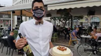 Nejc Tevž iz Kavarne Triglav s sladkim kompletom: torta Sladka 
Istra in sladki muškat.