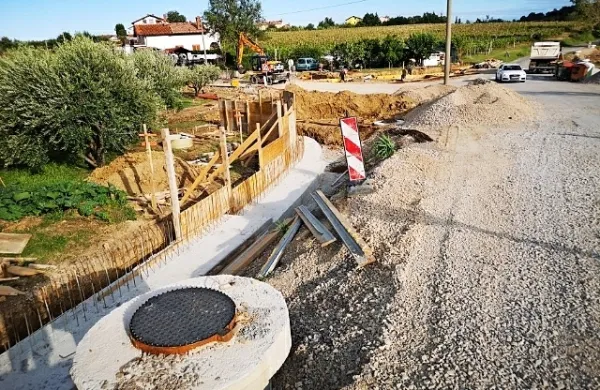 Cesto na odseku med pokopališčem Sv. Brida in krožiščem v 
Kolombanu bodo razširili in zgradili kolesarsko in pešpot.