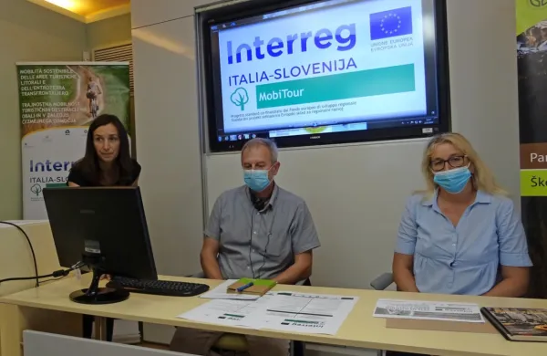 Pobudo za ustanovitev Evropskega združenja za teritorialno sodelovanje so predstavili (z leve) Alenka Volk, Erik Modic in Monica Hrovatin.