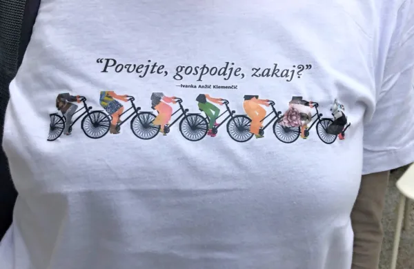 Z naslovnice knjige odrezana kolesa so pristala na majicah, 
pospremljena z besedami  Ivanke Anžič Klemenčič, ene od urednic 
tržaške revije Slovenka: “Povejte, gospodje, zakaj?”