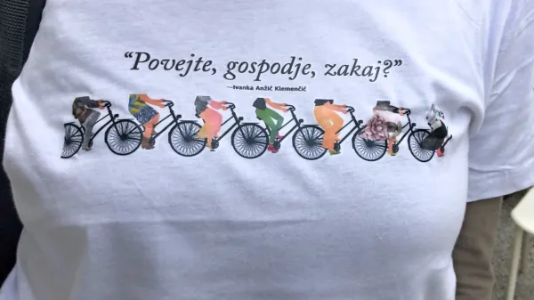 Z naslovnice knjige odrezana kolesa so pristala na majicah, 
pospremljena z besedami  Ivanke Anžič Klemenčič, ene od urednic 
tržaške revije Slovenka: “Povejte, gospodje, zakaj?”
