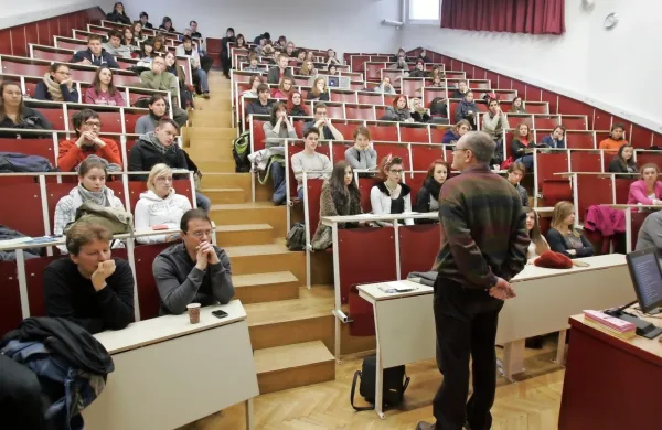Sproščenega druženja v predavalnicah letos ne bo. Študenti bodo 
morali sedeti 1,5 metra vsaksebi in nositi masko. 