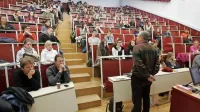 Sproščenega druženja v predavalnicah letos ne bo. Študenti bodo 
morali sedeti 1,5 metra vsaksebi in nositi masko. 