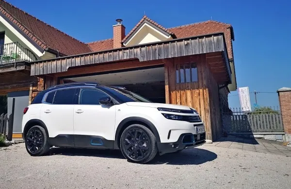 Nova različica Citroenovega športnega terenca na eni strani 
ponuja dovolj veliko zalogo moči, na drugi pa možnost nizke 
porabe v kombinaciji z električnim motorjem.