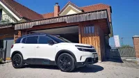 Nova različica Citroenovega športnega terenca na eni strani 
ponuja dovolj veliko zalogo moči, na drugi pa možnost nizke 
porabe v kombinaciji z električnim motorjem.