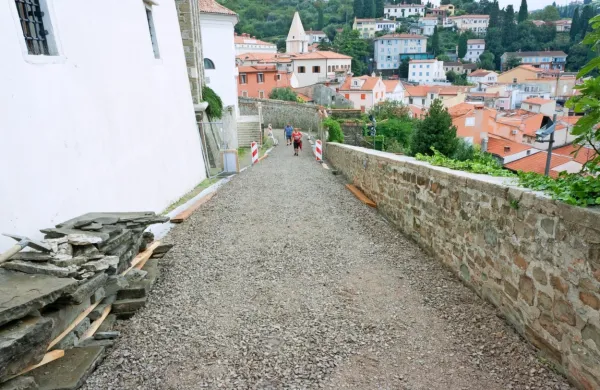Bo gramoz, ki ščiti stare tlakovce pred poškodbami, zdržal do 
konca del in ne bo zdrsel do Tartinijevega trga? 