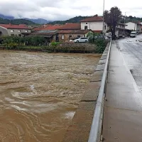 Kleti in dvorišča domačinov v Vipavski dolini polni vode in blata