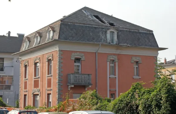 

Začetna dela so zastala, vila pa je zdaj tudi zaradi odprtine v strehi 
prepuščena vremenskim vlivom in še hitrejšemu propadanju. 

