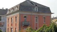 

Začetna dela so zastala, vila pa je zdaj tudi zaradi odprtine v strehi 
prepuščena vremenskim vlivom in še hitrejšemu propadanju. 

