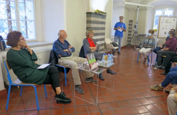V Mestni knjižnici in čitalnici Idrija so v sredo predstavili jubilejni 
album, pri Mladinski knjigi izdan ob Bevkovem dvojnem jubileju. 