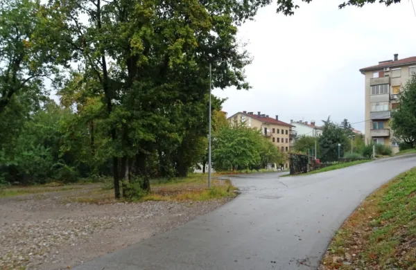Na zemljišču med Vojkovo in Ulico B. Magajne, levo od blokov, 
bi zasebnik gradil še en blok z največ desetimi stanovanji. 