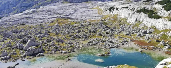 Dolina Triglavskih jezer je bila tudi letos nadvse priljubljena destinacija planincev. Na fotografiji Zeleno jezero (1988 m), ki se nahaja pod prevalom Hribarice v bližini Zasavske koče na Prehodavcih. 